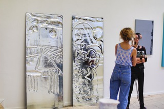 Du bist inflationär (rechts), 2018, gefustes und verspiegeltes Floatglas, 200 x 80 cm, AdbK Munich (Foto credit: Felix Rodewaldt)