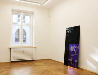 Coming over, 2019
schwarzes, verformtes/gefustes Glas und oszillierendes Glas mit Silberbemalung, 160 x 80 cm und  90 x 50 cm
Sound: 58 sec im Loop (mastered, recorded, composed and performed by Lina Zylla)
Exhibition: It`s like magic to me - Galerie Britta von Rettberg, München, 2019 (foto credit: Galerie Rettberg)