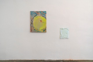 Bat experience VII, 2023, oil and acrylic on canvas, 100 x 80 cm (left) - DARLING VII, 2022, fused and oscillating glass, 41 x 31 cm (right) - Open Studios 2023, Städtisches Atelierhaus Baumstraße, sponsered by the City of Munich (foto: Magdalena Joos)