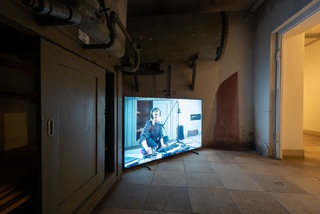 Installation: „I silver all the tiles“, 2021 Exhibition: KATA KOMB. AdBK zu Gast im HDK, Haus der Kunst, Munich, 2021 (foto credit: AdBK Munich, photo Igor Vrdoljak)