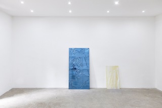 EISBÄREN, 2019 curved and oscillated glass, 90 x 50 cm (right) 
DORMIRE, 2018/19, curved, mirrored and blue colored artista glass, 160 x 80 cm (left) 
 (foto: Malte Wandel)
Exhibition: That's me in the corner, 2019, fructa space, Munich