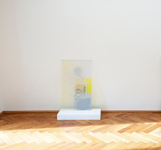 Exhibition: IT'S LIKE MAGIC TO ME, Gallery Britta von Rettberg, 2019
LIKE MAGIC, 2019, layered oscillating-transparent glass painted with silver paint (foto: Philipp Benkert)