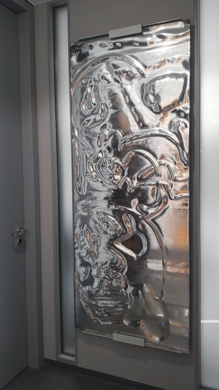 Du bist inflationär, 2018, fused and mirrored float glass, 200 x 80 cm 
This glass work was architecturally integrated into the corridor of a private doctors practice in Solln, Munich (Foto credit: Felix Rodewaldt)