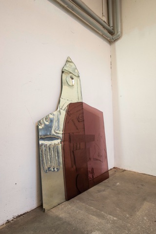GRAVITY_ROSE, 2020, curved, sanded and mirrored floatglass, 200 x 80 cm
ROS II, 2018, silver colored glass and sanded artista glass, 130 x 100 cm (foto credit: Philipp Benkert)