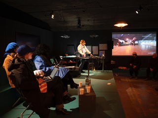 Digitale Haptik und abgeflachte Körper, 2024
Talk (Engl.) und Soundperformance
Was bedeutet sinnliches Wahrnehmen im digitalen Raum? Wie können wir unser Verständnis von Virtualität erweitern und welche neuen Realitäten ergeben sich?
Dazu unterhalten sich Magdalena Wisniowska (Philosophin und Kuratorin), Shila Rastizadeh (VR-Spezialistin) und Janna Jirkova (Medienkünstlerin). Lina Zylla (Künstlerin) begleitet diesen Talk mit einer Soundperformance. (Foto: Verena Kathrin)