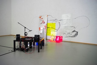 „Singing in the wind“, 2021
multi-layered performance consisting of looped voice, acrylic painting, neon foils and glass. Exhibition: LIMONARE, Orangerie im Englischen Garten, sponsored by Kulturreferat München, 2021 (foto credit: Mathias Reitz Zausinger)